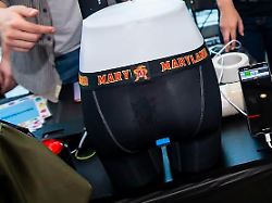 mitglieder eines forscherteams stellen einen prototypen einer smarten unterhose vor einer wissenschaftlichen studie zufolge haben menschen deutlich haeufiger blaehungen als bisher angenommen wurde