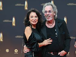 moderator hugo egon balder und seine frau elena sumischewskaja kommt zur gala und verleihung des deutschen fernsehpreis in koeln