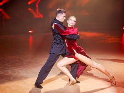 moderatorin sonya kraus tanzt in der rtl tanzshow let s dance im coloneum auf der buehne
