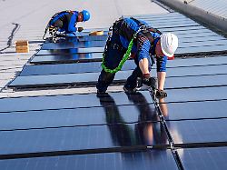 montage von solarmodulen auf dem dach eines gewerbebetriebs ueber 400 photovoltaik module werden auf dem dach installiert nrw deutschland