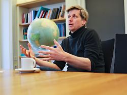 moritz schularick praesident des kieler instituts fuer weltwirtschaft spricht waehrend eines interviews der oekonom leitet das institut seit juni 2023