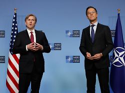 nato generalsekretaer mark rutte r und der unterstaatssekretaer fuer verteidigungspolitik der vereinigten staaten elbridge colby wenden sich im nato hauptquartier in bruessel an die medien