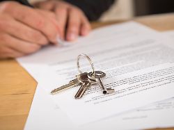 nach dem tod eines mieters tritt der hinterbliebene partner automatisch in den mietvertrag ein voraussetzung ist ein auf dauer angelegter gemeinsamer haushalt