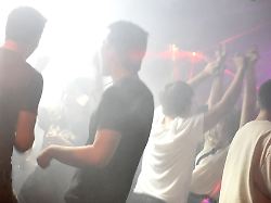 nachtserie jugendliche in der diskothek crash