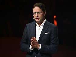 ola kaellenius vorstandsvorsitzender mercedes benz group spricht mercedes benz stellt in stuttgart die neuen s klasse vor 1