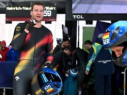 olympia olympische winterspiele mailand cortina 2026 bob viererbob maenner lauf 2 im cortina sliding centre johannes lochner pilot l reagiert im ziel