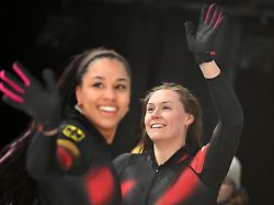 olympia olympische winterspiele mailand cortina 2026 bob zweierbob frauen durchgang 3 im cortina sliding centre laura nolte pilotin r und anschieberin deborah levi deutschland reagieren im ziel
