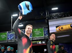 olympia olympische winterspiele mailand cortina 2026 bob zweierbob vorkampf maenner durchgang 3 im cortina sliding centre johannes lochner l und georg fleischhauer deutschland reagieren im ziel