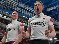 olympia olympische winterspiele mailand cortina 2026 curling maenner finale grossbritannien kanada die kanadier brad jacobs l und marc kennedy r feiern den sieg 1