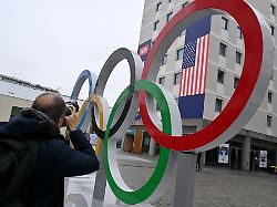 olympia olympische winterspiele mailand cortina 2026 ein fotograf fotografiert die olympischen ringe und das teamquartier der usa im olympischen dorf in mailand
