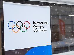 olympia olympische winterspiele mailand cortina 2026 ein hinweisschild mit der aufschrift international olympic commitee ioc steht im olympischen dorf in cortina