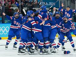 olympia olympische winterspiele mailand cortina 2026 eishockey frauen finale usa kanada die spielerinnen der usa jubeln nach ihrem siegtor