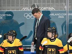 olympia olympische winterspiele mailand cortina 2026 eishockey frauen schweden deutschland vorrunde gruppe b spieltag 1 bundestrainer jeff macleod reagiert waehrend des spiels