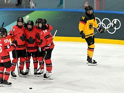 olympia olympische winterspiele mailand cortina 2026 eishockey frauen viertelfinale kanada deutschland carina strobel deutschland faehrt nach einem gegentor an den jubelnden kanadierinnen vorbei