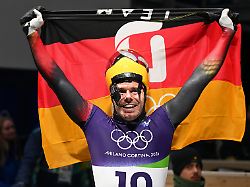 olympia olympische winterspiele mailand cortina 2026 skeleton einer maenner durchgang 4 im cortina sliding centre christopher grotheer deutschland jubelt nach seinem lauf