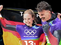 olympia olympische winterspiele mailand cortina 2026 skeleton team mixed im cortina sliding centre susanne kreher deutschland und axel jungk deutschland jubeln im ziel