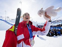 olympia olympische winterspiele mailand cortina 2026 ski freestyle frauen finale halfpipe die chinesin eileen gu jubelt bei der siegerehrung mit der goldmedaille