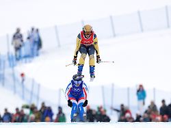 olympia olympische winterspiele mailand cortina 2026 ski freestyle ski cross frauen achtelfinale daniela maier vorn deutschland und marielle berger sabbatel frankreich springen in ihrem lauf
