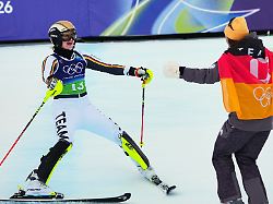 olympia olympische winterspiele mailand cortina 2026 ski alpin tofane team kombination frauen slalom emma aicher l deutschland und kira weidle winkelmann deutschland reagieren im zielbereich