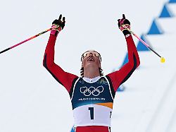 olympia olympische winterspiele mailand cortina 2026 ski nordisch langlauf 50 km massenstart klassisch maenner johannes hc3b8sflot klaebo norwegen ueberquert als erster die ziellinie