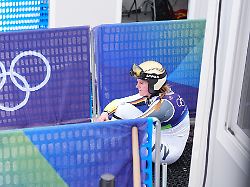 olympia olympische winterspiele mailand cortina 2026 tofane alpin centre ski alpin super g frauen emma aicher deutschland hockt nach ihrem ausscheiden enttaeuscht im ziel