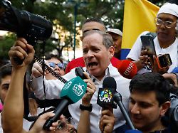 oppositionsfuehrer juan pablo guanipa spricht nach seiner entlassung aus dem gefaengnis