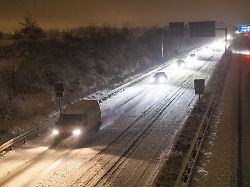 pkw fahren bei starkem schneefall auf der autobahn a661