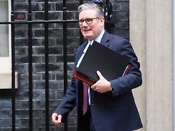 pm departs for pmqs wednesday 4 february 2026 downing street london uk british prime minister sir keir starmer departs for pmqs at downing street in london england uk on wednesday 4 february 2026