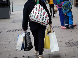 passanten sind mit ihren weihnachtseinkaeufen auf der moenkebergstrasse in der innenstadt unterweg