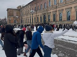 personen nehmen an einer schneeballschlacht vor der alten pinakothek in muenchen teil ein social media post mit fast 25 000 likes loest mitten in muenchen eine wilde schneeballschlacht aus