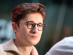 philipp tuermer bundesvorsitzender jusos waehrend eines tv interviews 1