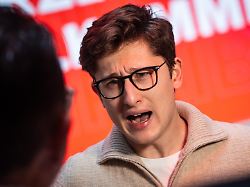 philipp tuermer bundesvorsitzender jusos waehrend eines tv interviews