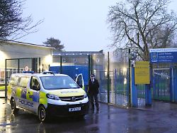 polizei am tatort in der kingsbury high school wo zwei jungen im alter von 12 und 13 jahren niedergestochen wurden ein 13 jaehriger tatverdaechtiger wurde inzwischen festgenommen