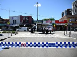 polizei und forensiker am tatort nach einem messerangriff in australiens metropole sydney hat ein mann auf offener strasse mehrere menschen mit einem messer attackiert