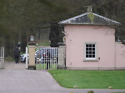 polizeibeamte in royal lodge dem ehemaligen wohnsitz von andrew mountbatten windsor in windsor berkshire andrew mountbatten windsor wurde am donnerstag wegen des verdachts auf amtsmissbrauch verhaftet