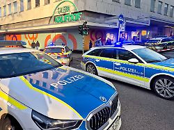 polizeiwagen sthene in der fussgaengerzone vor einem kaufhaus die polizei hat in trier auf einen mann geschossen der am nachmittag mit einem messer in der fussgaengerzone unterwegs gewesen ist