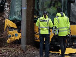 polizisten stehen an einer unfallstelle vor einem beschaedigten bus zwoelf menschen wurden bei dem unfall verletzt