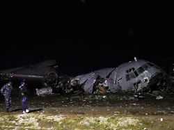 polizisten stehen neben einem flugzeug das in el alto bolivien abgestuerzt ist