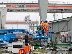 portalkran beim fototermin db montiert 400 tonnen schwere neue krananlage im duss terminal koeln eifeltor koeln 23 01