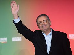 praesidentschaftskandidat antonio jose seguro von der mitte links partei der sozialisten winkt der menge waehrend einer wahlkampfveranstaltung vor der stichwahlen bei den praesidentschaftswahlen 1