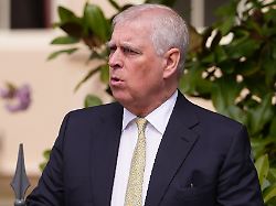 prinz andrew herzog von york verlaesst die st george s chapel auf schloss windsor nach dem ostermatine gottesdienst