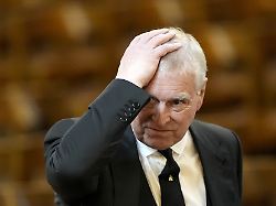 prinz andrew kommt zur requiem messe fuer katharine herzogin von kent in der westminster cathedral