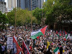 pro palaestina demonstranten bei einer demonstration vor dem rathaus von sydney die menschen protestieren gegen den besuch des israelischen praesidenten herzog in australien