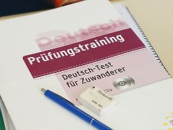 pruefungstraining im deutschkurs fuer fluechtlinge des vereins hilfe von mensch zu mensch e v in muenchen
