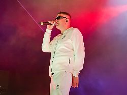 rapper aykut anhan aka haftbefehl bei einem konzert im autokino schoenefeld