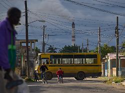 rauch steigt aus dem schornstein eines thermoelektrischen kraftwerks in santa cruz del norte am 05 02 26 zur verfuegung gestelltes bild