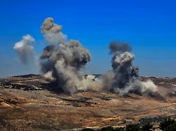 rauchschwaden nach israelischen angriffen auf gebiete im suedlibanon die angeblich auf pro iranische hisbollah stellungen am rande der suedlibanesischen stadt nabatijeh abzielten