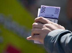 realistische optik spiel und filmgeld kann trotz kennzeichnung im alltag fuer echtes geld gehalten werden