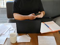 red flags bei der jobsuche fehlende gehaltsangaben oder schwammige jobbeschreibungen koennen auf mangelnde transparenz und professionalitaet hinweisen