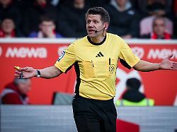 referee schiedsrichter patrick ittrich gestikuliert im gespraech 1 fsv mainz 05 vs fc augsburg fussball maenner bundesliga saison 2025 2026 rueckrunde 21 spieltag 07 02